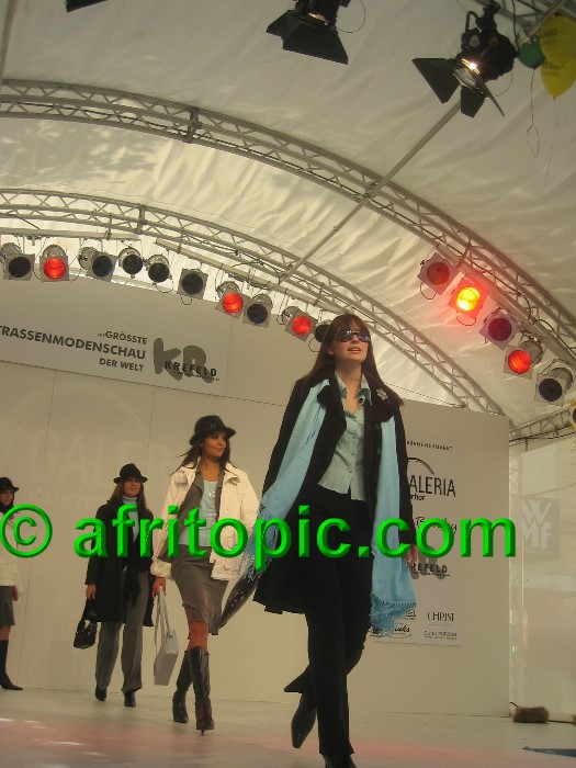 ../Images/Krefeld-Strssenmodenschau-2005 212.jpg